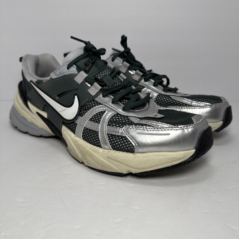 Nike V2K Run Vintage Green HJ4497-300 Men’s Size 10.5Running Shoes, Silver/Cream